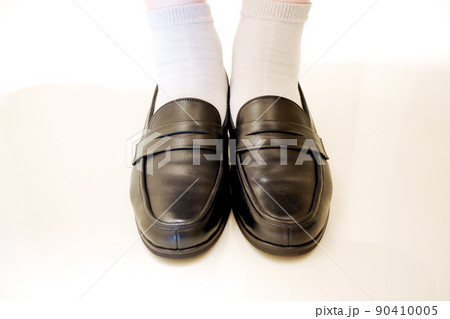 白い背景で撮影された黒いコインローファー 白い背景で撮影された黒いコインローファー 90410005