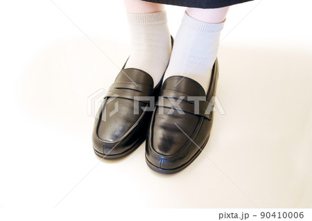 白い背景で撮影された黒いコインローファー 白い背景で撮影された黒いコインローファー 90410006