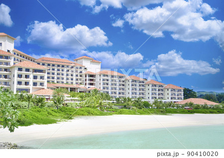 沖縄県名護市ブセナにあるリゾートホテルと白いビーチとエメラルドグリーンの海 90410020