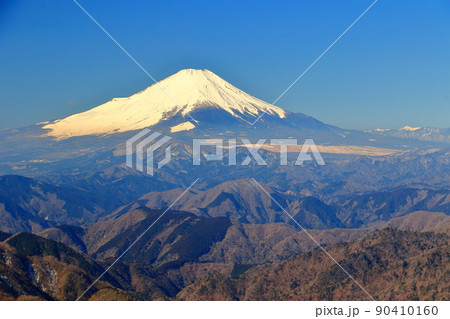 塔ノ岳から見る富士山と周辺の山並み 塔ノ岳から見る富士山と周辺の山並み 90410160