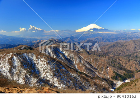 塔ノ岳から見る富士山と周辺の山並み 塔ノ岳から見る富士山と周辺の山並み 90410162