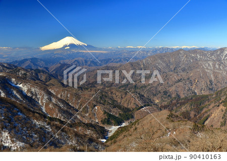 塔ノ岳から見る富士山と周辺の山並み 90410163