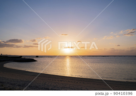 沖縄　アラハビーチの夕景 90410396