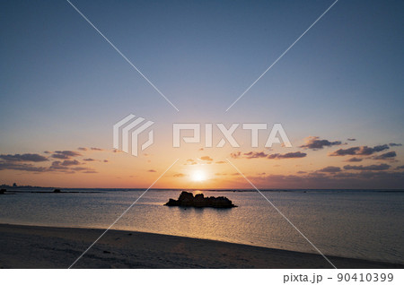 沖縄 アラハビーチの夕景 沖縄 アラハビーチの夕景 90410399