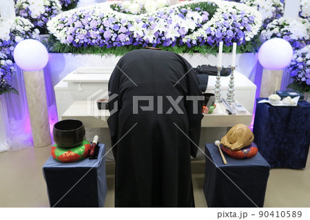 祭壇に一礼をする住職 90410589