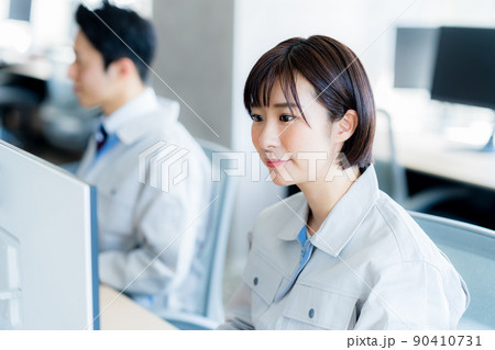オフィスで働く作業服のビジネスマン オフィスで働く作業服のビジネスマン 90410731