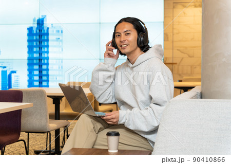 ヘッドホンを付けている若い男性 ヘッドホンを付けている若い男性 90410866