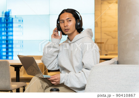 ヘッドホンを付けている若い男性 ヘッドホンを付けている若い男性 90410867