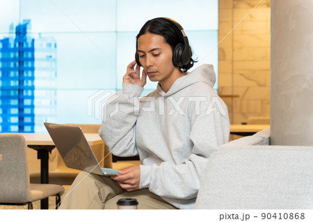 ヘッドホンを付けている若い男性 ヘッドホンを付けている若い男性 90410868