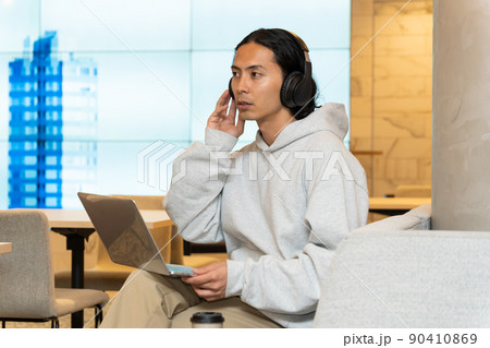 ヘッドホンを付けている若い男性 ヘッドホンを付けている若い男性 90410869