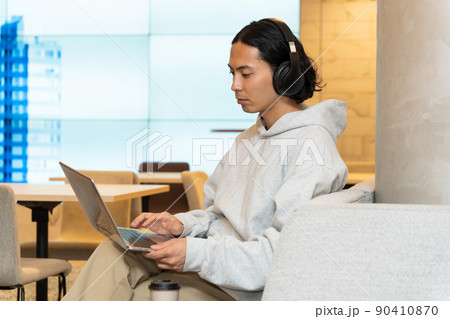 ヘッドホンを付けている若い男性 ヘッドホンを付けている若い男性 90410870
