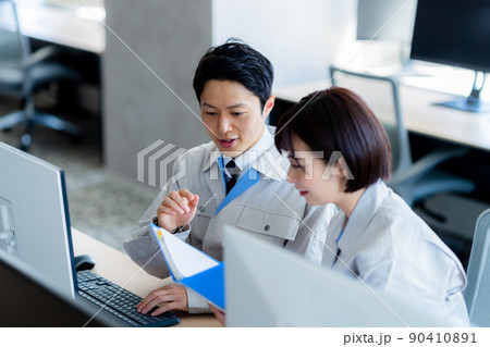 相談する作業服のビジネスマン 90410891