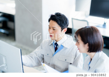 相談する作業服のビジネスマン 相談する作業服のビジネスマン 90410892