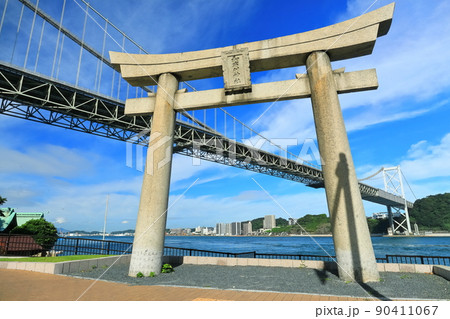 【福岡県】晴天下の関門橋と和布刈神社 【福岡県】晴天下の関門橋と和布刈神社 90411067
