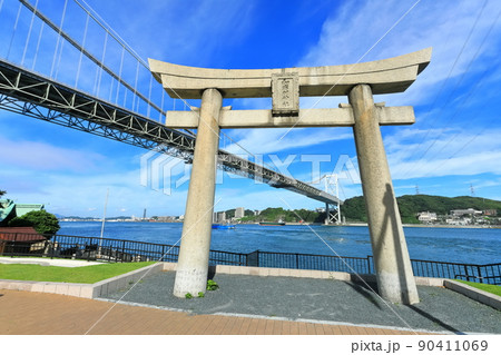【福岡県】晴天下の関門橋と和布刈神社 90411069