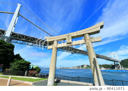 【福岡県】晴天下の関門橋と和布刈神社 90411071