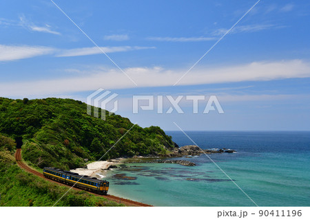 日本海沿いを走る列車 90411196