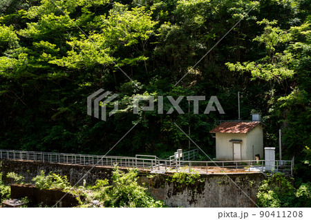 【国道157号】断崖絶壁にある小屋 【国道157号】断崖絶壁にある小屋 90411208