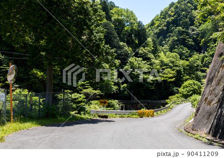 【国道157号】断崖絶壁の区間を行く 【国道157号】断崖絶壁の区間を行く 90411209