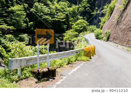 【国道157号】断崖絶壁の区間を行く 【国道157号】断崖絶壁の区間を行く 90411210