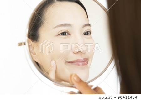 鏡を見て微笑む女性 鏡を見て微笑む女性 90411434