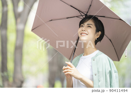 日傘をさした若い女性 90411494