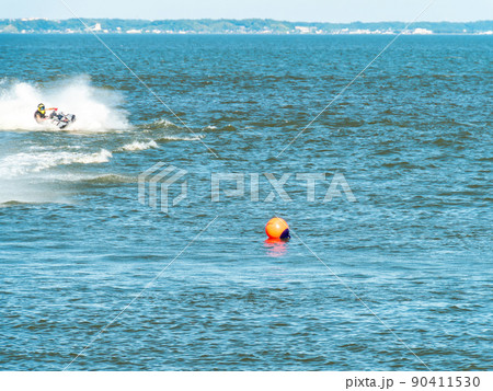 霞ヶ浦のウォータースポーツ 躍動感あふれるジェットスキー 霞ヶ浦のウォータースポーツ 躍動感あふれるジェットスキー 90411530