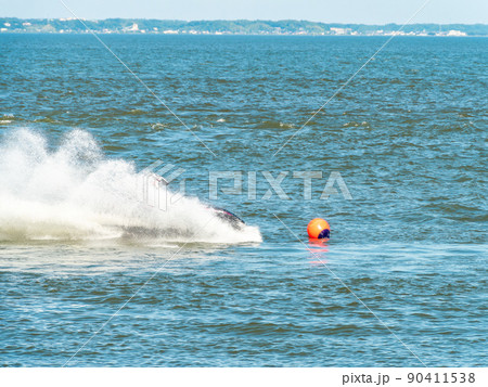 霞ヶ浦のウォータースポーツ 躍動感あふれるジェットスキー 霞ヶ浦のウォータースポーツ 躍動感あふれるジェットスキー 90411538