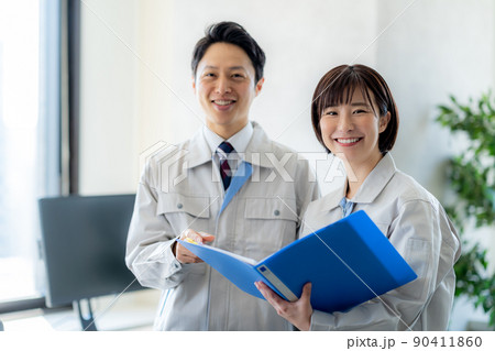 相談する作業服のビジネスマン 相談する作業服のビジネスマン 90411860