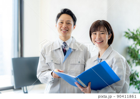 相談する作業服のビジネスマン 相談する作業服のビジネスマン 90411861