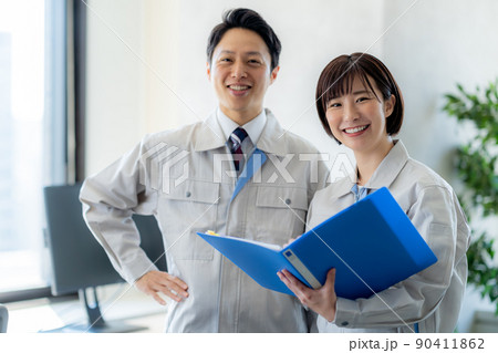 相談する作業服のビジネスマン 90411862