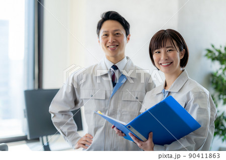 相談する作業服のビジネスマン 90411863