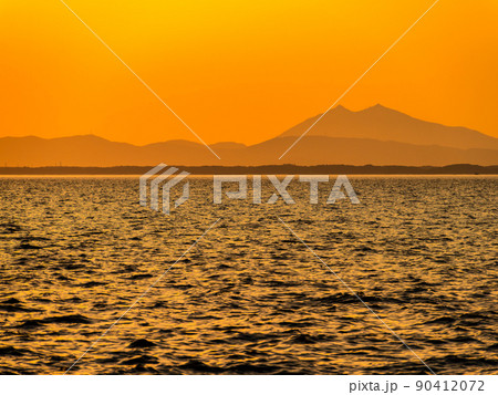 すがすがしい初夏の霞ヶ浦 天王崎公園から望む夕景 すがすがしい初夏の霞ヶ浦 天王崎公園から望む夕景 90412072