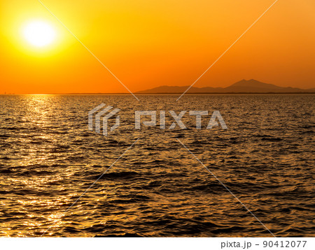 すがすがしい初夏の霞ヶ浦 天王崎公園から望む夕景 すがすがしい初夏の霞ヶ浦 天王崎公園から望む夕景 90412077