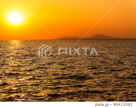 すがすがしい初夏の霞ヶ浦　天王崎公園から望む夕景 90412082