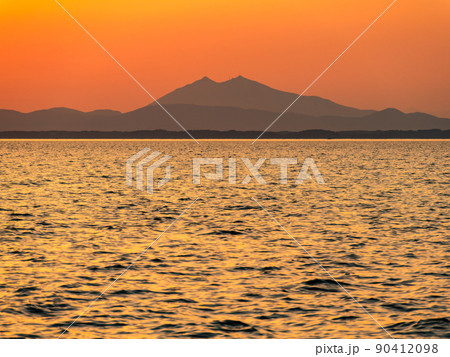 すがすがしい初夏の霞ヶ浦　天王崎公園から望む夕景 90412098