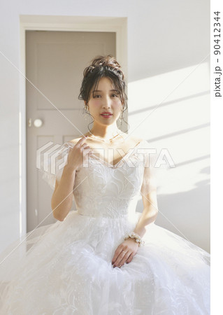 ウエディングドレスの女性 ウエディングドレスの女性 90412344