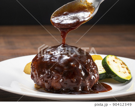 ハンバーグステーキにソースをかける 90412349