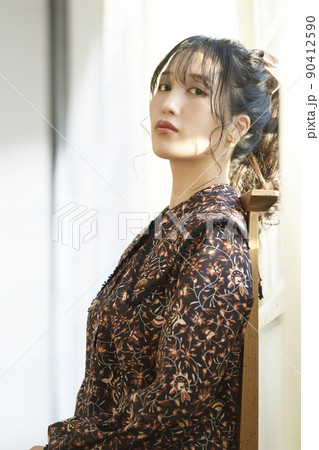 椅子に座る女性 椅子に座る女性 90412590