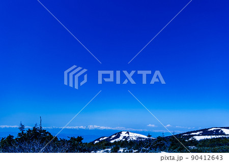 蔵王坊平からのぞむ朝日連峰 90412643