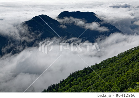 燕岳・合戦尾根から見る有明山と雲海 燕岳・合戦尾根から見る有明山と雲海 90412866
