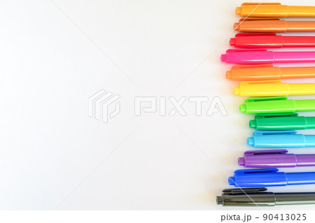 波型に並んだカラフルなカラーペン 90413025