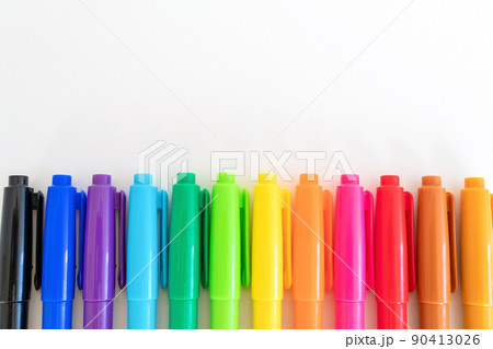 並んだカラフルなカラーペン 90413026