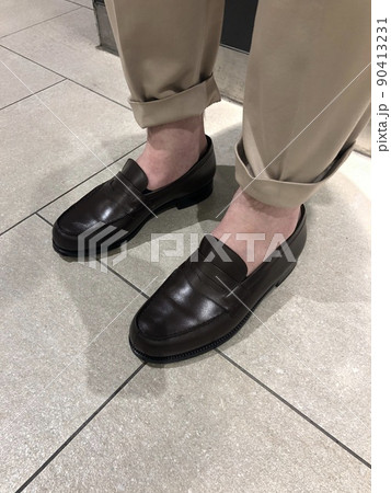 素足で履くカジュアルなブラウンのローファー 90413231