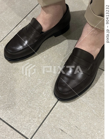 素足で履くカジュアルなブラウンのローファー 90413232