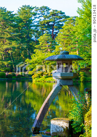 緑が美しい晴れの兼六園のことじ灯篭｜石川県金沢市 90413418