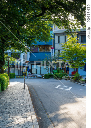 緑が美しい晴れの兼六園に続く紺屋坂|石川県金沢市 緑が美しい晴れの兼六園に続く紺屋坂|石川県金沢市 90413439