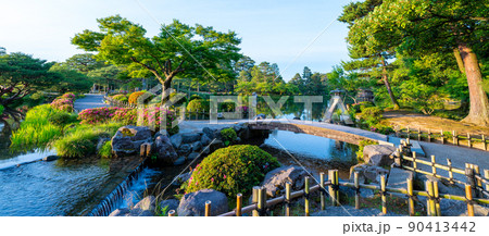 緑が美しい晴れの兼六園のことじ灯篭｜石川県金沢市 90413442