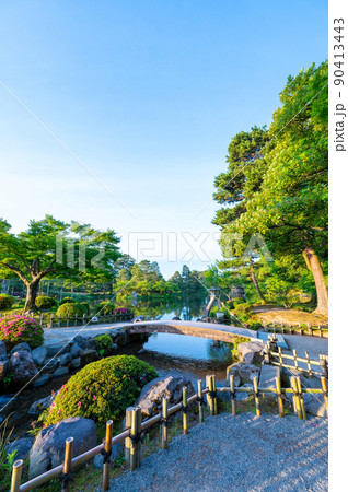 緑が美しい晴れの兼六園のことじ灯篭|石川県金沢市 緑が美しい晴れの兼六園のことじ灯篭|石川県金沢市 90413443