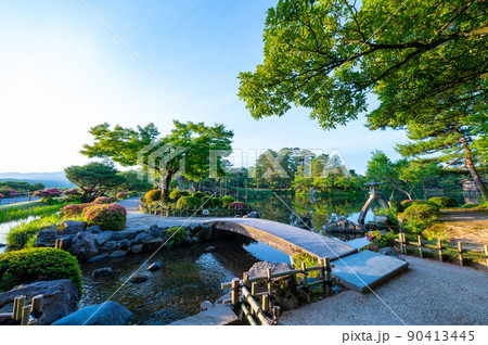 緑が美しい晴れの兼六園のことじ灯篭|石川県金沢市 緑が美しい晴れの兼六園のことじ灯篭|石川県金沢市 90413445